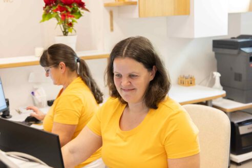 Silvia Kendlbacher und Andrea Fröschl im Hintergrund