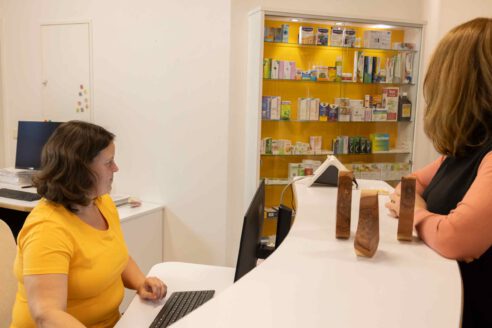 Ordinationsteam bei der Arbeit am Empfang