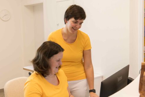 Ordinationsteam bei der Arbeit am Empfang