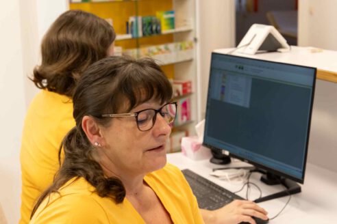 Ordinationsteam bei der Arbeit am Empfang