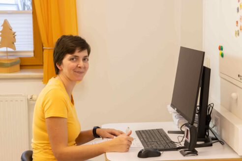 Katrin Weissinger bei Arbeiten am Computer