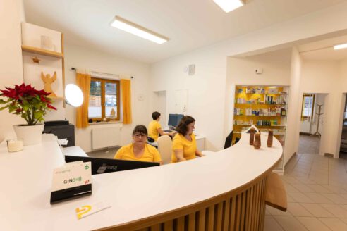 Empfangsbereich mit Ordinationsassistentinnen
