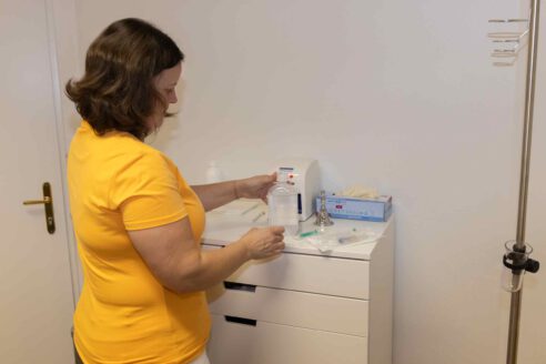 Ordinationsassistentin beim Vorbereiten einer Infusion