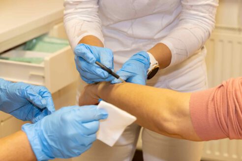 Behandlung in der Ordination Dr. Prieschl