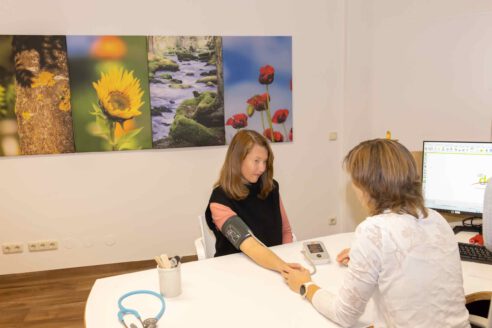 Dr. Prieschl beim Blutdruckmessen bei einer Patientin