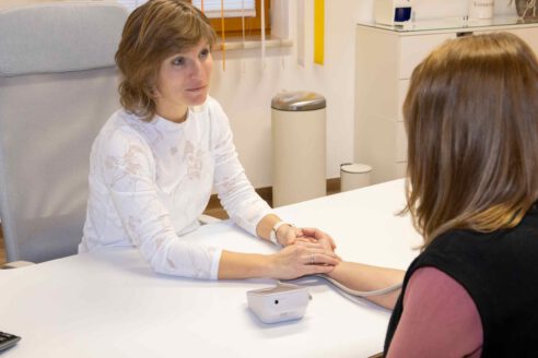 Dr. Almuth Prieschl bei einer Blutdruckkontrolle